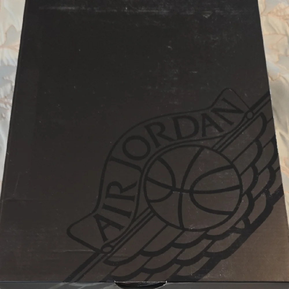 Jordan Athletic Shoes Black and Purple - Picture 10 of 10